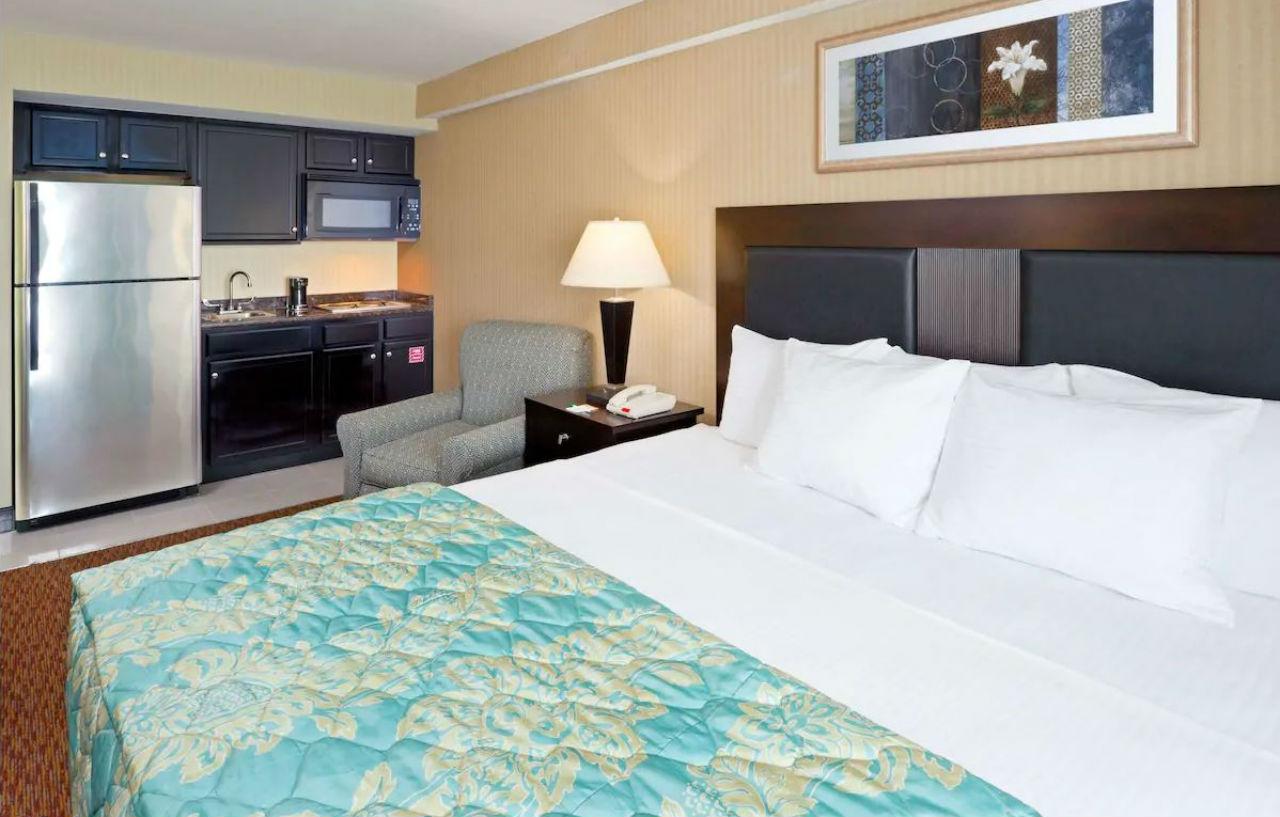 La Quinta Inn By Wyndham West Long Branch Nj Shore Area Exterior photo